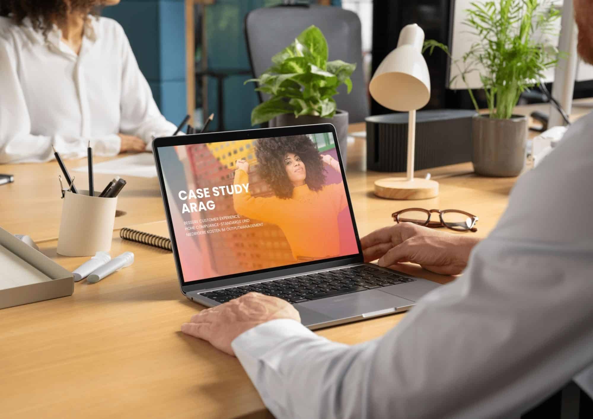 Hombre con ordenador portátil mirando el Case Study ARAG