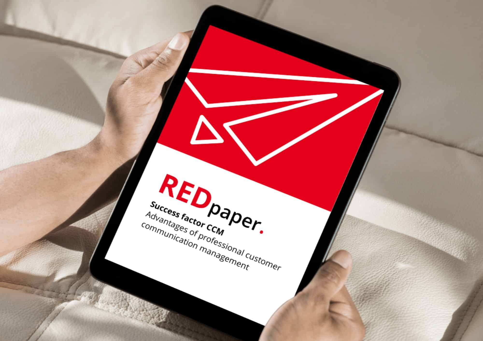 La imagen muestra una tableta sostenida por alguien que muestra la portada del REDpaper «Success Factor CCM» (Factor de éxito CCM).