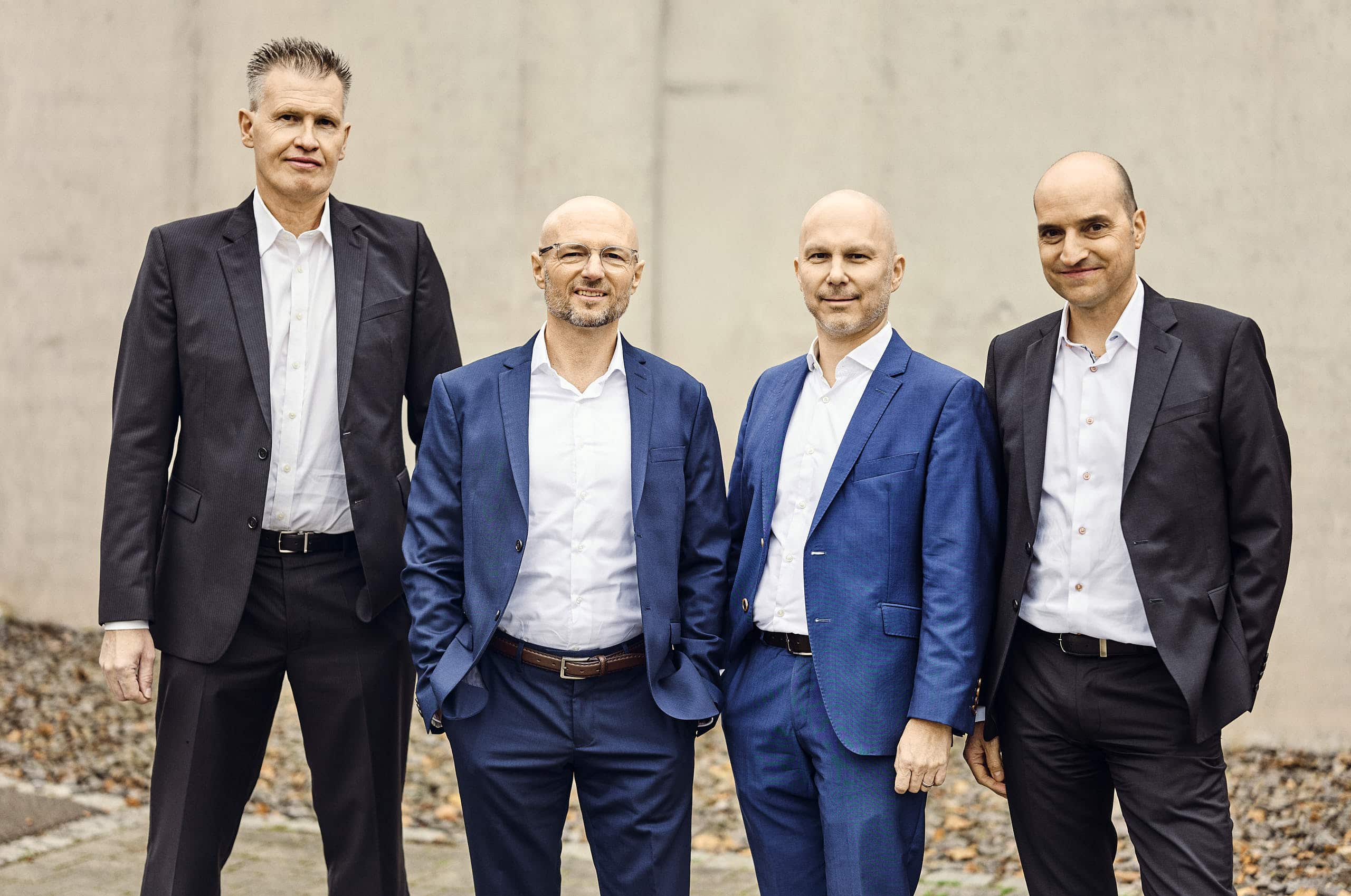En la foto aparece la dirección ejecutiva del grupo kwsoft®.